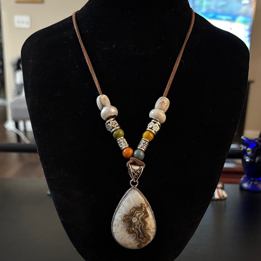 Elegant Beaded Necklace with Agate Pendant